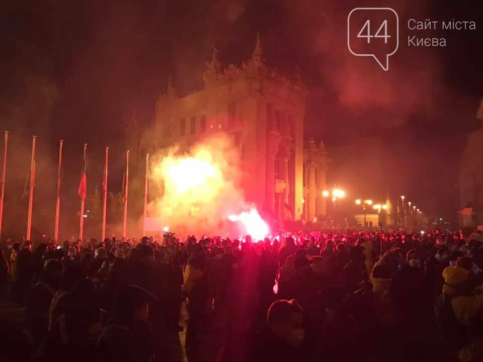 Сожгли табличку и разбили окна: акция в поддержку Стерненко переросла в беспорядки, - ФОТО, фото-1, Фото: 44.ua