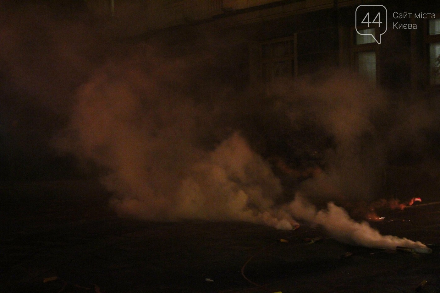 Сожгли табличку и разбили окна: акция в поддержку Стерненко переросла в беспорядки, - ФОТО, фото-11, Фото: 44.ua