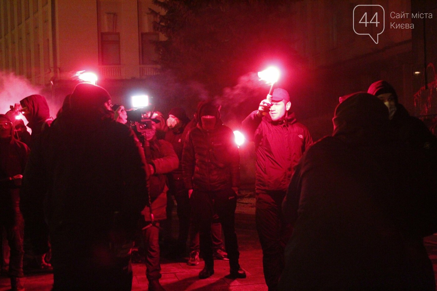 Сожгли табличку и разбили окна: акция в поддержку Стерненко переросла в беспорядки, - ФОТО, фото-14, Фото: 44.ua