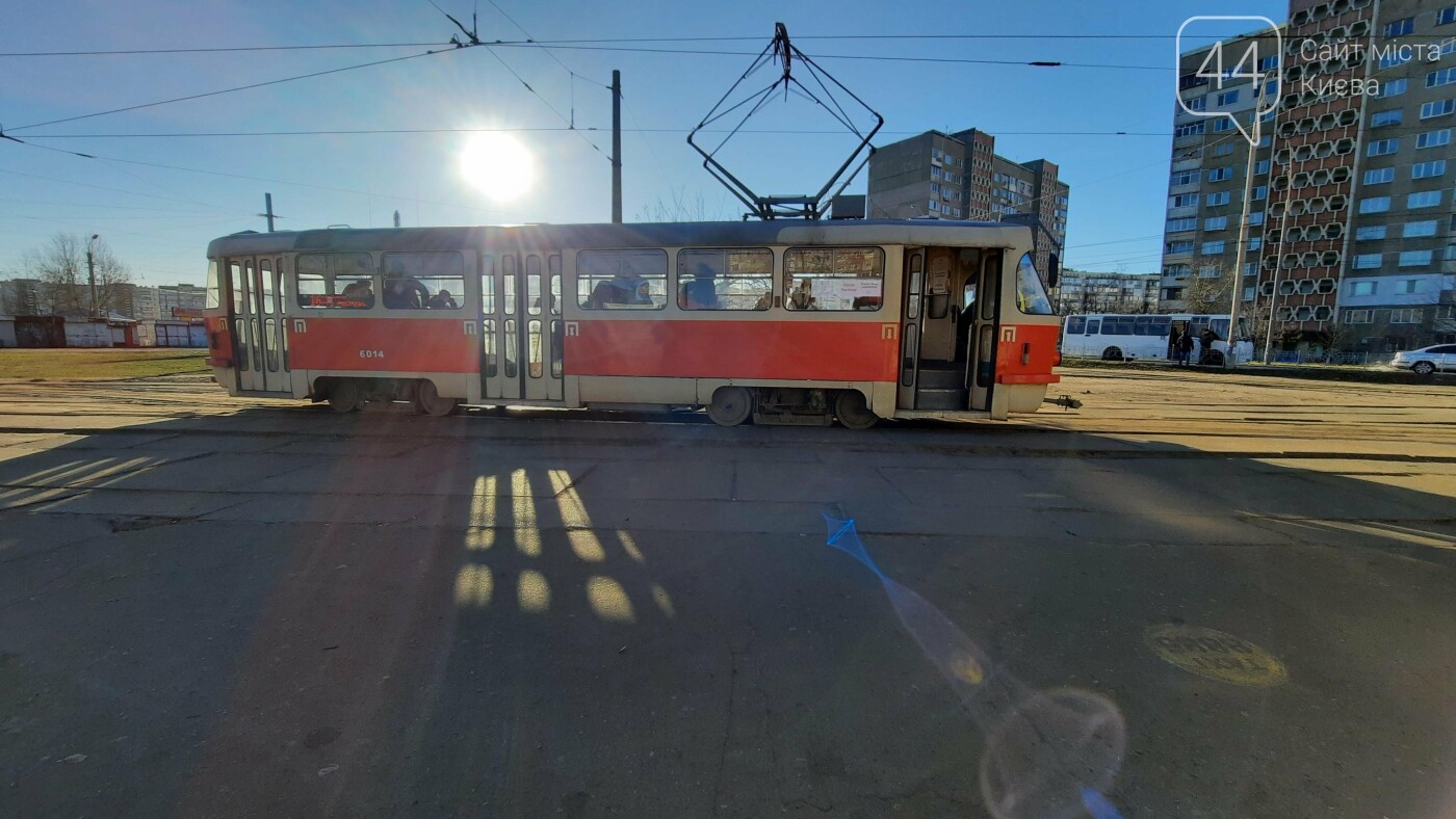 В Киеве трамваи ездят полупустыми, а маршрутки игнорируют карантин.