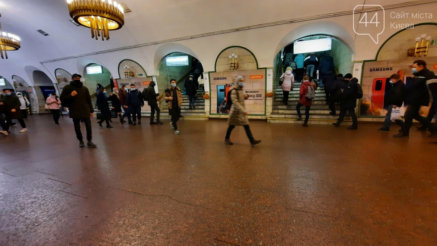 В Киеве трамваи ездят полупустыми, а маршрутки игнорируют карантин.
