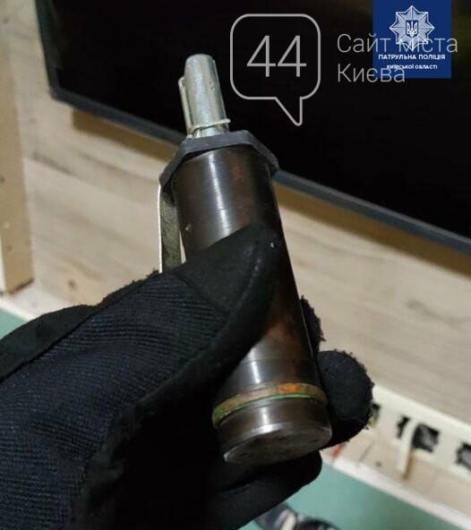 В квартире одного из жителей нашли взрывчатку В квартире одного из жителей нашли взрывчатку, Фото: пресс-служба патрульной полиции Киевской области