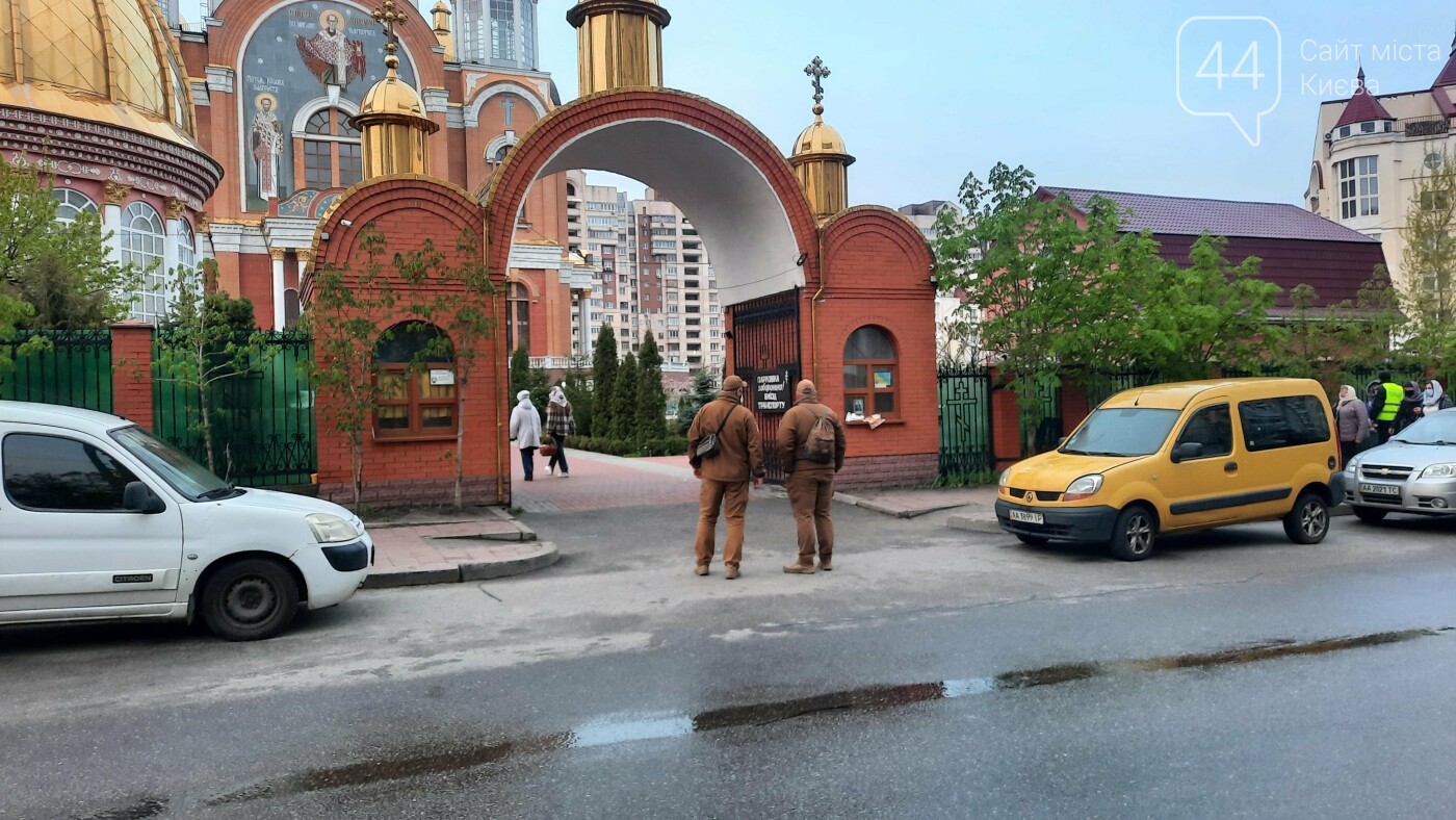 Надел маску и посвятил Пасху: как в Киеве празднуют в условиях карантина, - ФОТО, фото-1