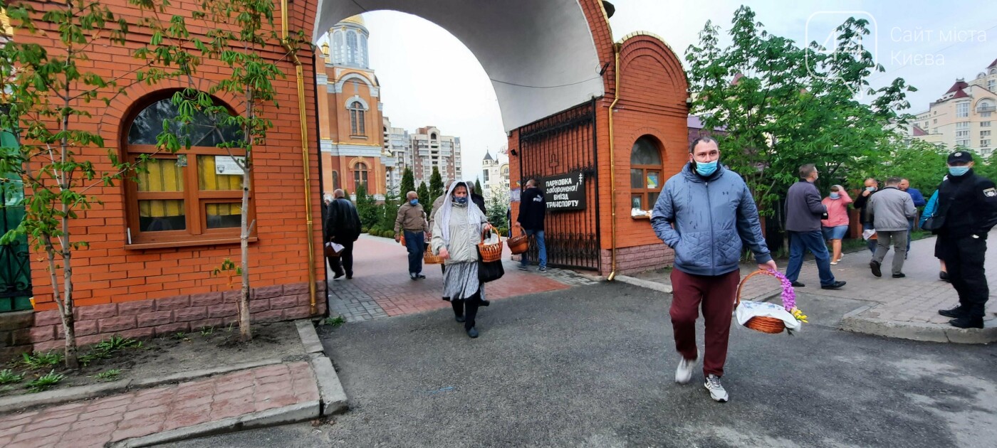 Надел маску и посвятил Пасху: как в Киеве празднуют в условиях карантина, - ФОТО, фото-9