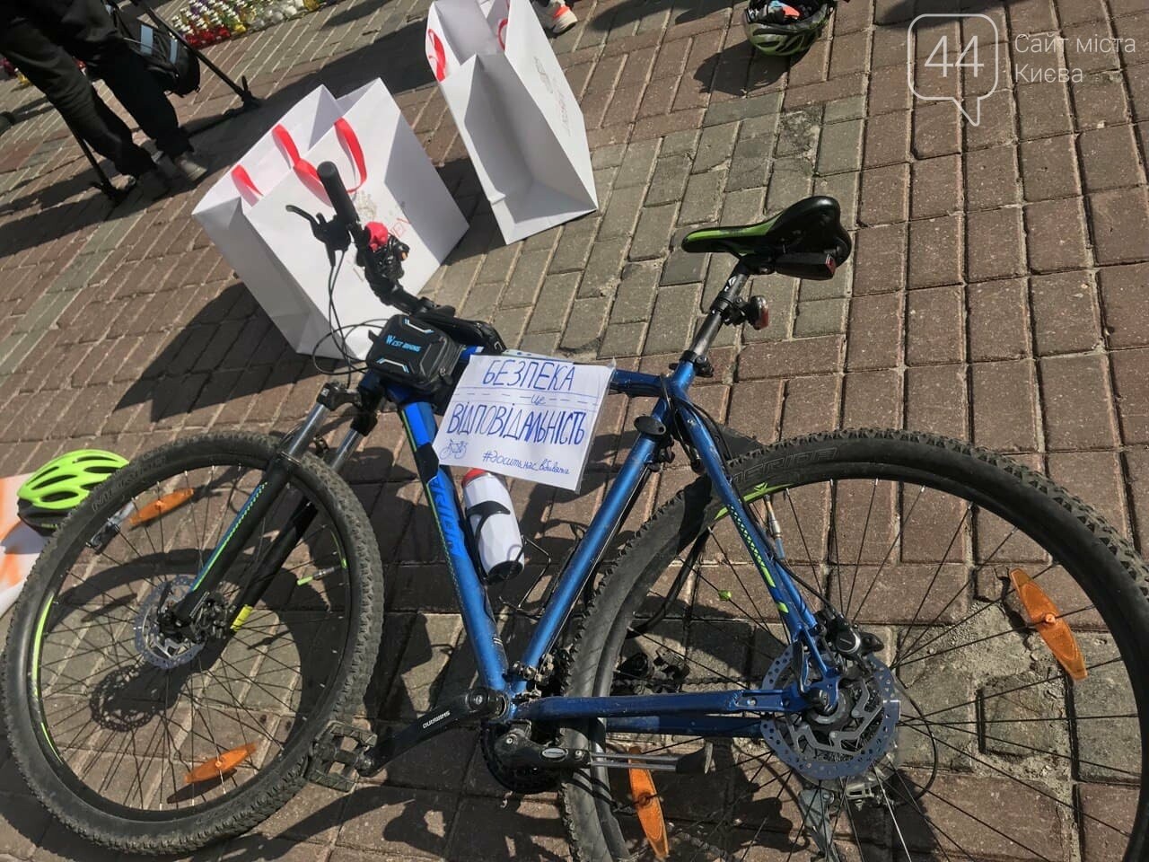 В Киеве прошла акция велосипедистов "Хватит нас убивать"