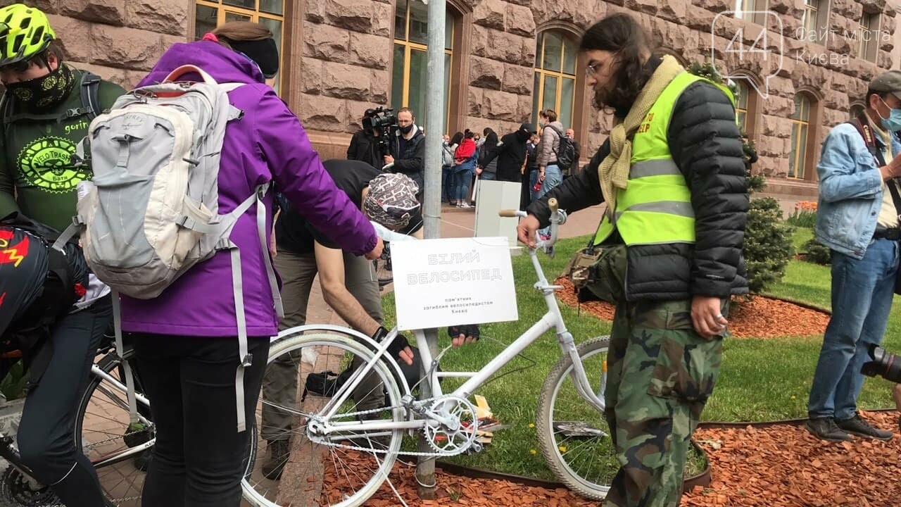 Под КГГА установили символический Белый велосипед