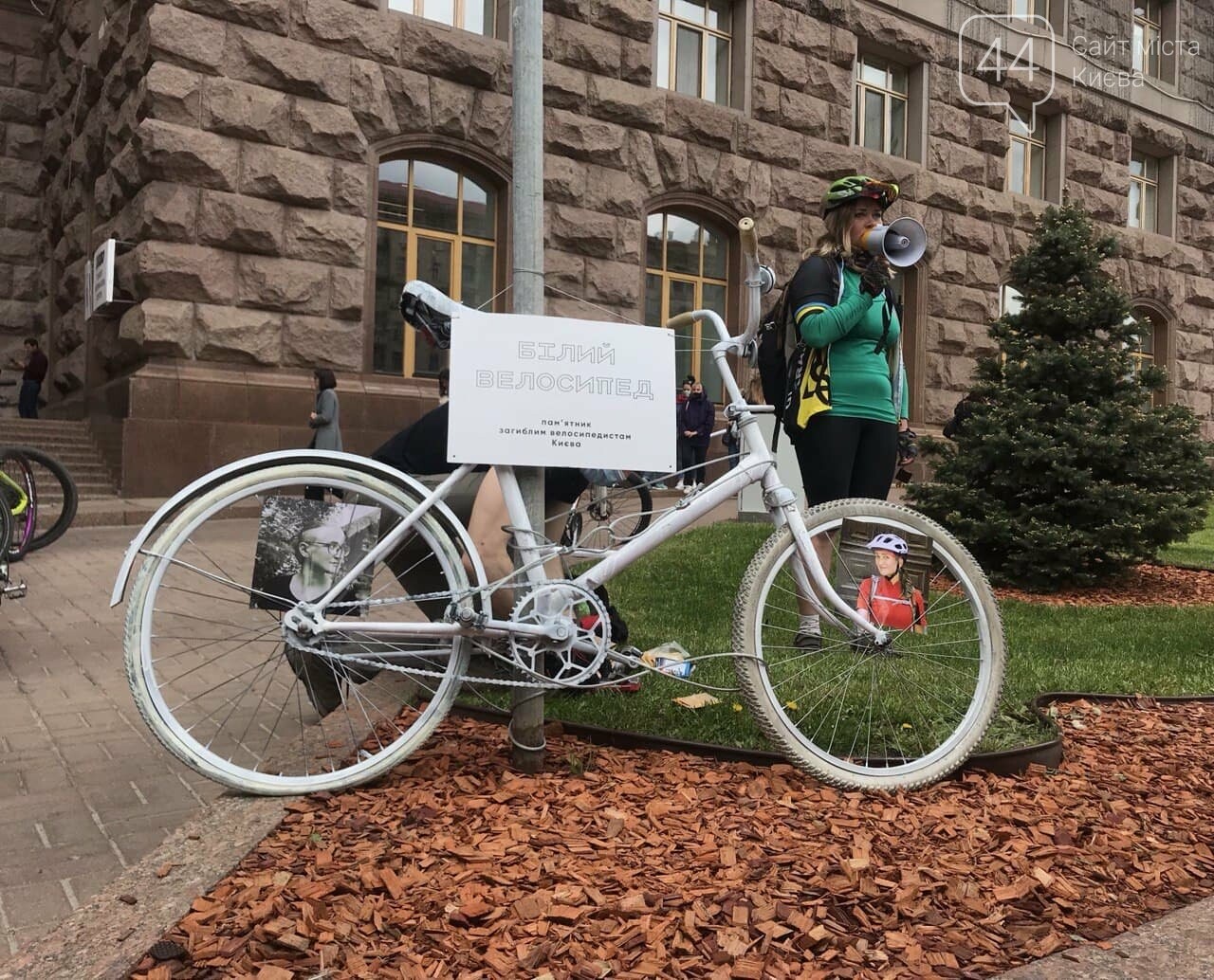 Под КГГА установлен символический Белый велосипед