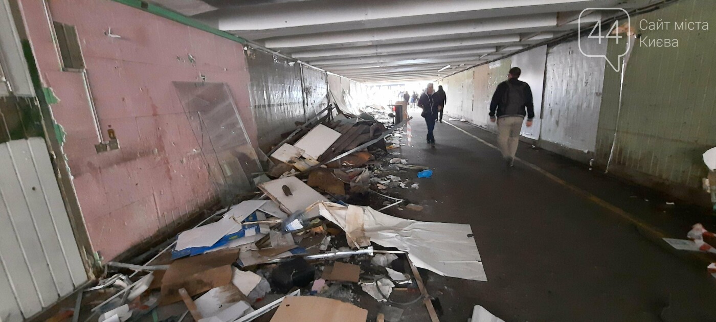 в Киеве возле метро "Осокорки убрали стихийную торговлю., Фото 44.ua