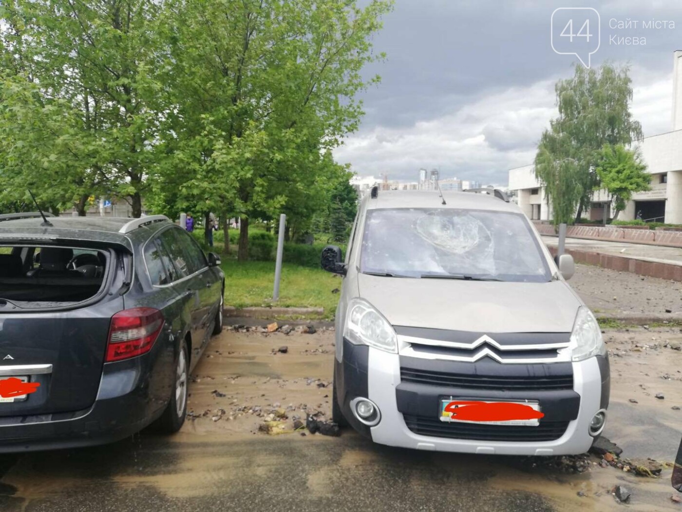У машин, которые стояли рядом с местом происшествия повыбивало стёкла, Facebook Типичное Голосеево