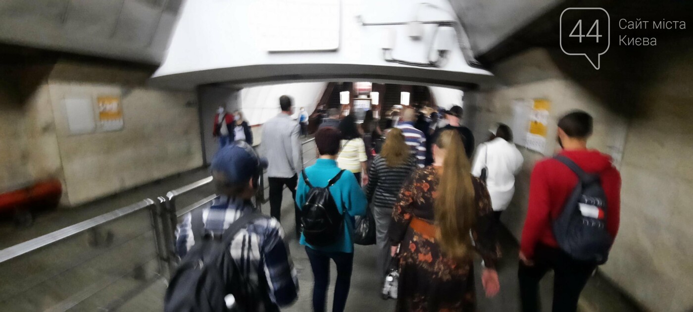 Забыли о правилах: в киевском метро огромная давка даже на выходных., Фото 44.ua