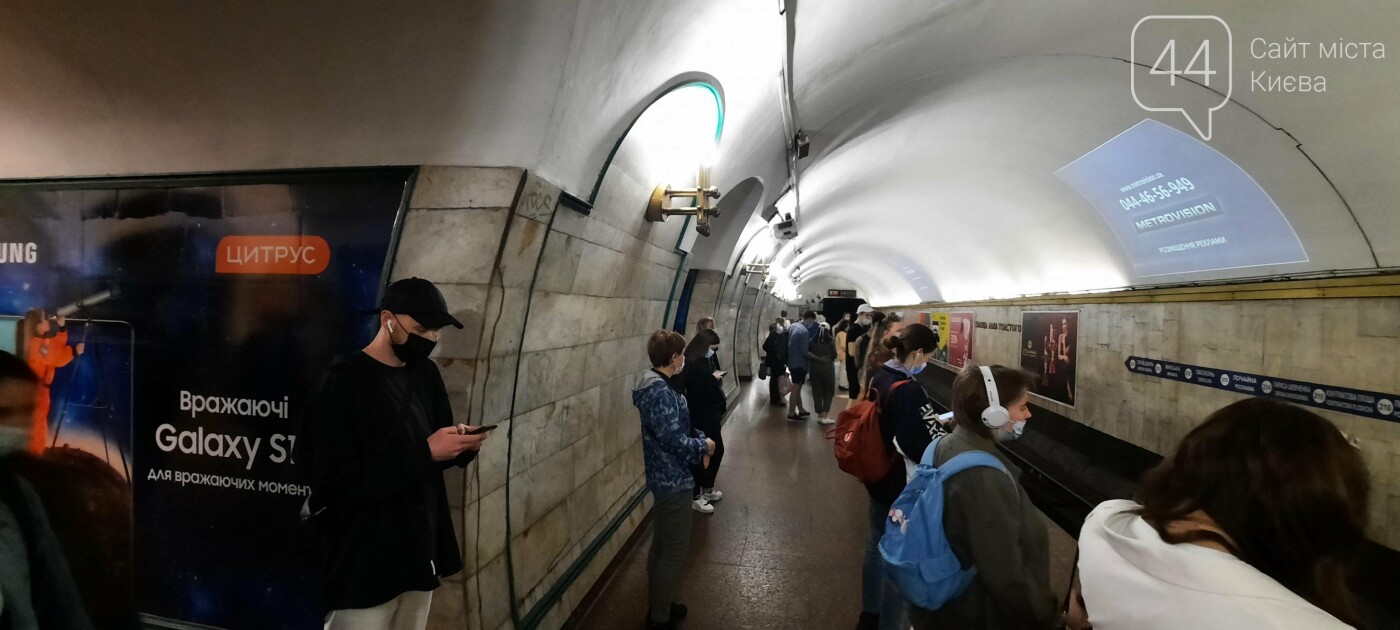 Забыли о правилах: в киевском метро огромная давка даже на выходных., Фото 44.ua