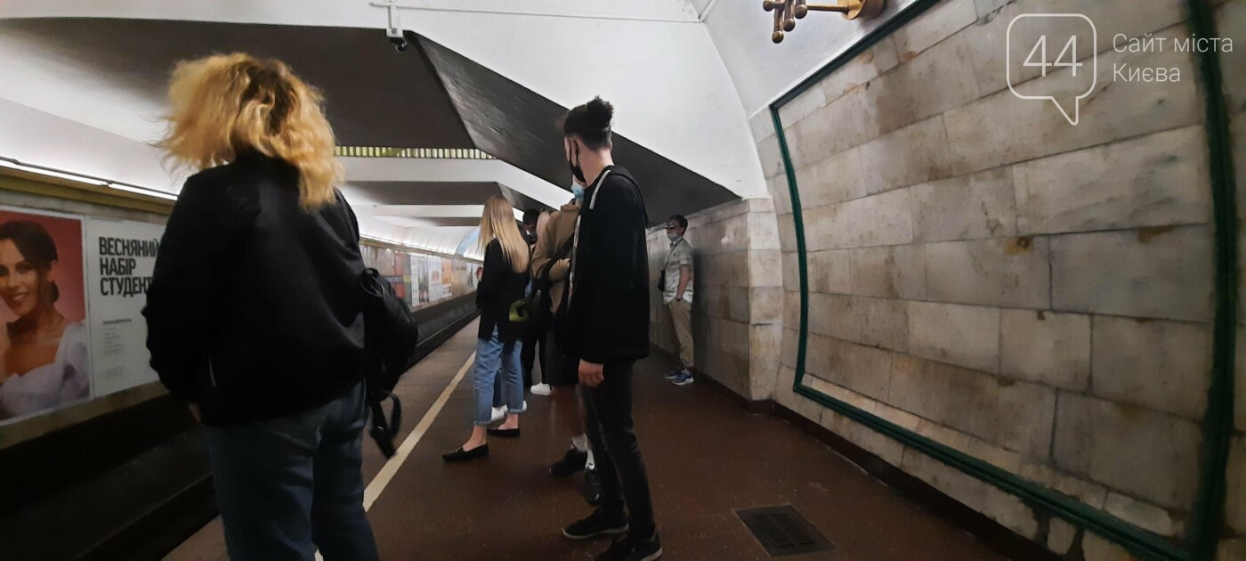 Забыли о правилах: в киевском метро огромная давка даже на выходных., Фото 44.ua