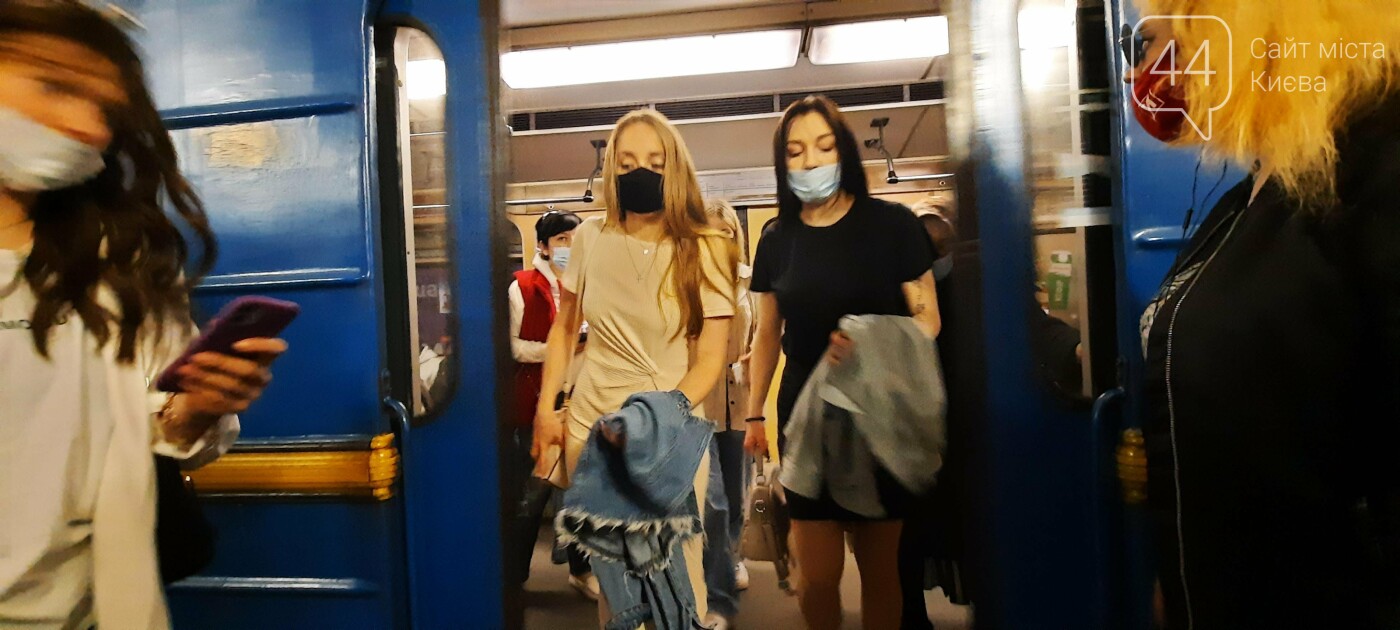 Забыли о правилах: в киевском метро огромная давка даже на выходных., Фото 44.ua