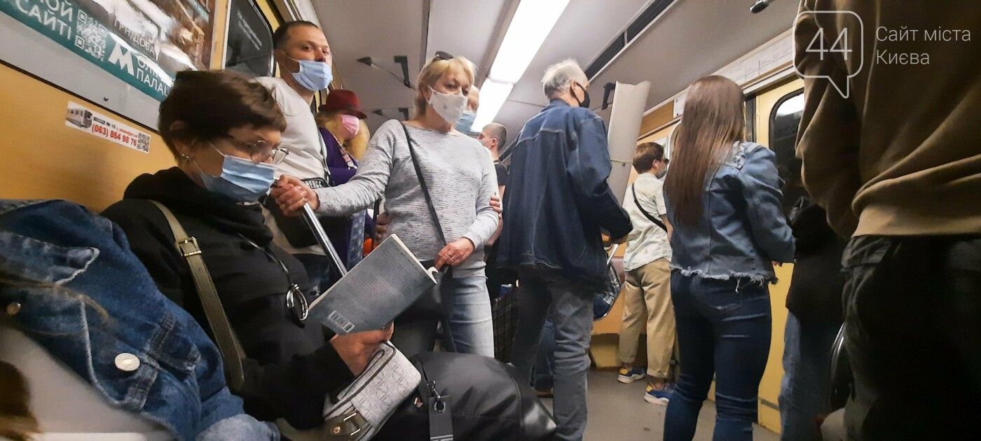 Забыли о правилах: в киевском метро огромная давка даже на выходных., Фото 44.ua