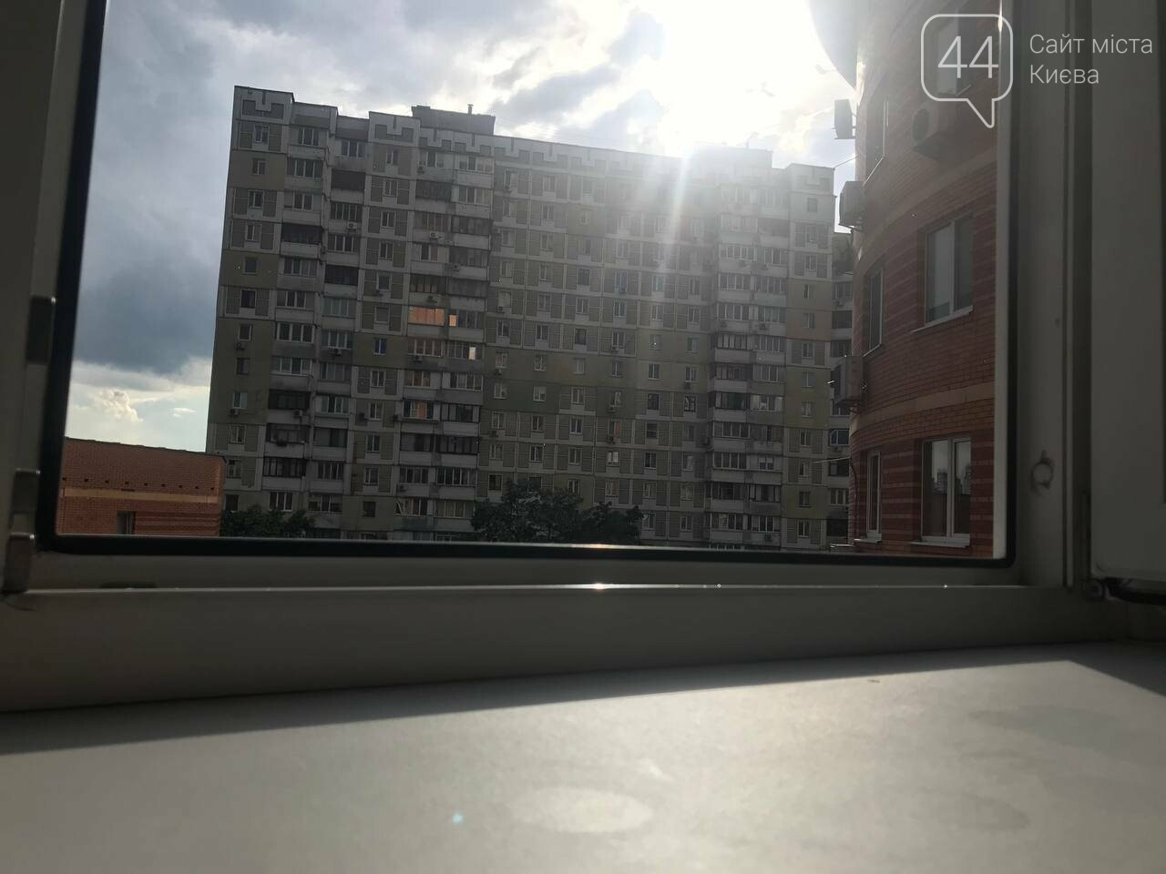 На столичных Осокорках прошел сильный дождь с градом На столичных Осокорках прошел сильный дождь с градом, 44.ua