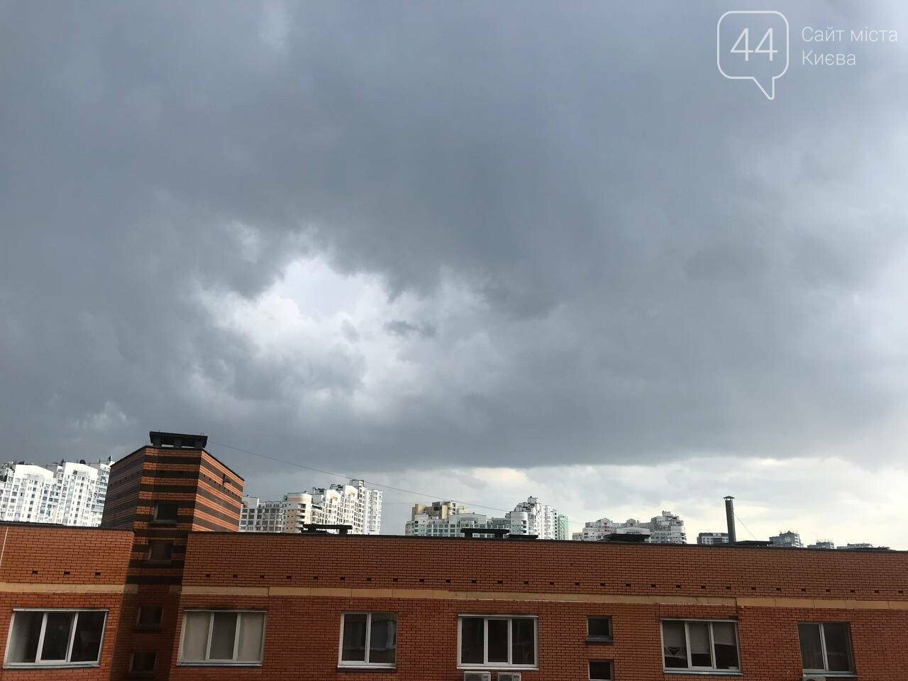 На столичных Осокорках прошел сильный дождь с градом На столичных Осокорках прошел сильный дождь с градом, 44.ua