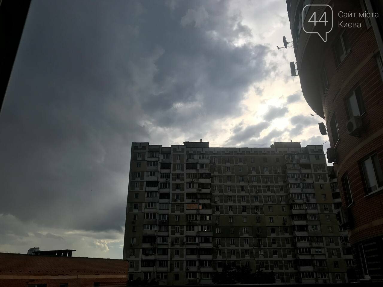 На столичных Осокорках прошел сильный дождь с градом На столичных Осокорках прошел сильный дождь с градом, 44.ua