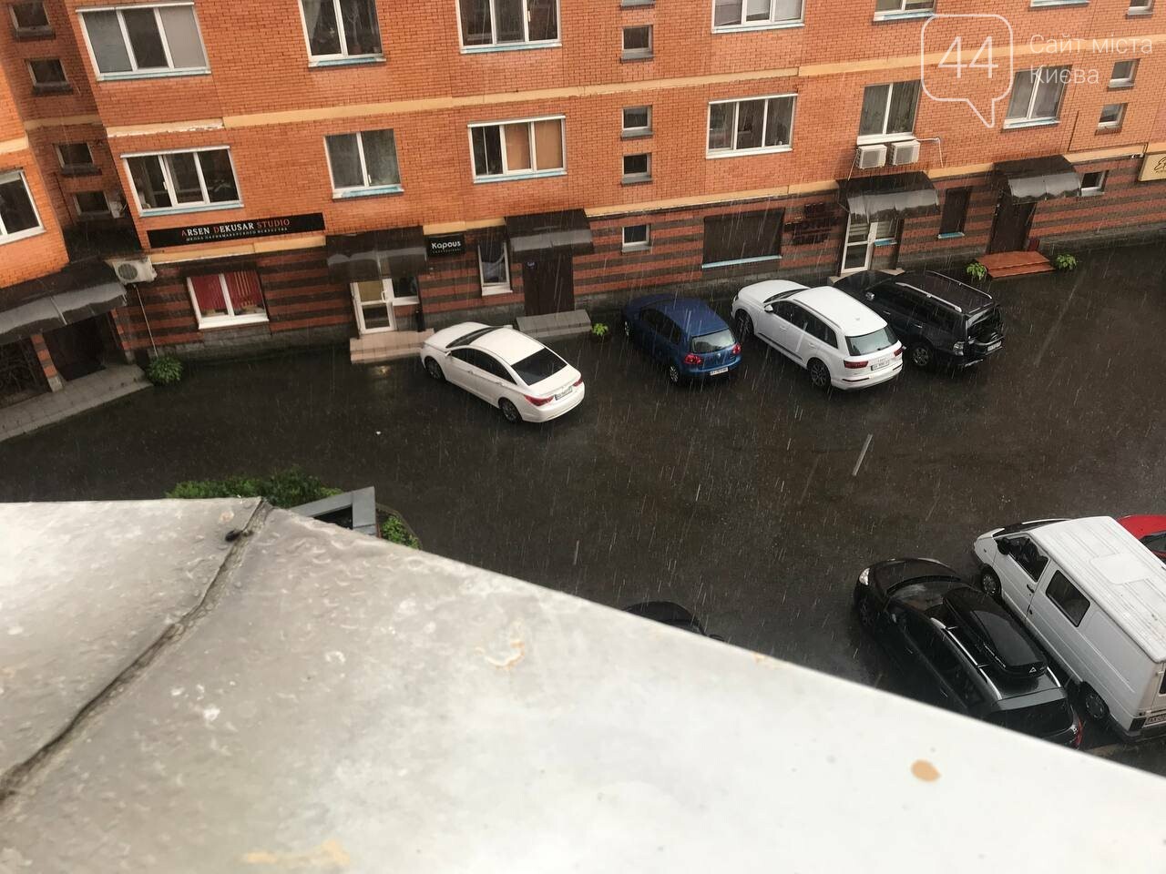 На столичных Осокорках прошел сильный дождь с градом На столичных Осокорках прошел сильный дождь с градом, 44.ua