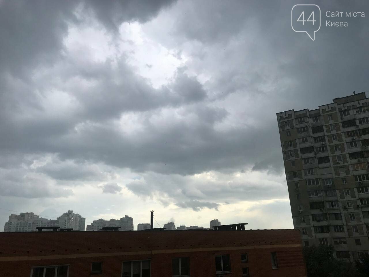 На столичных Осокорках прошел сильный дождь с градом На столичных Осокорках прошел сильный дождь с градом, 44.ua