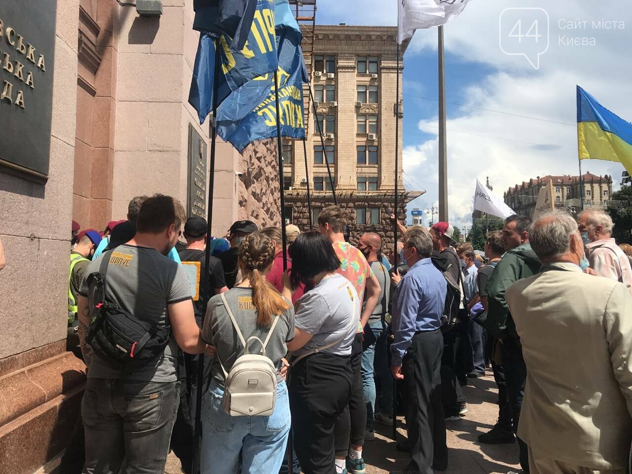 В Киеве митингующие начали штурм КГГА В Киеве митингующие начали штурм КГГА, Фото 44.ua
