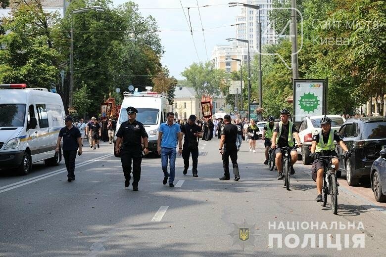 Полицейские контролировали порялок во время проведения религиозных мероприятий, Фото: Полиция Киева