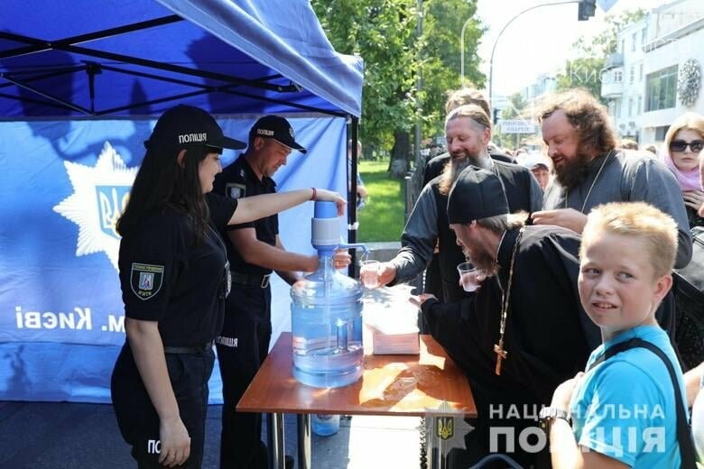 Полицейские контролировали порялок во время проведения религиозных мероприятий, Фото: Полиция Киева