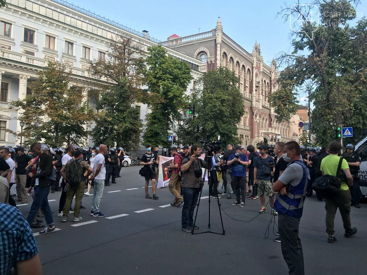 Возле Банковой собрались протестующие