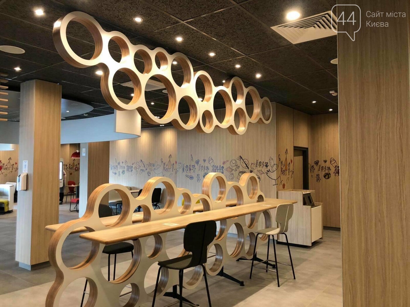 В Киеве открылись еще два заведения McDonald's: где и как они выглядят, фото-1