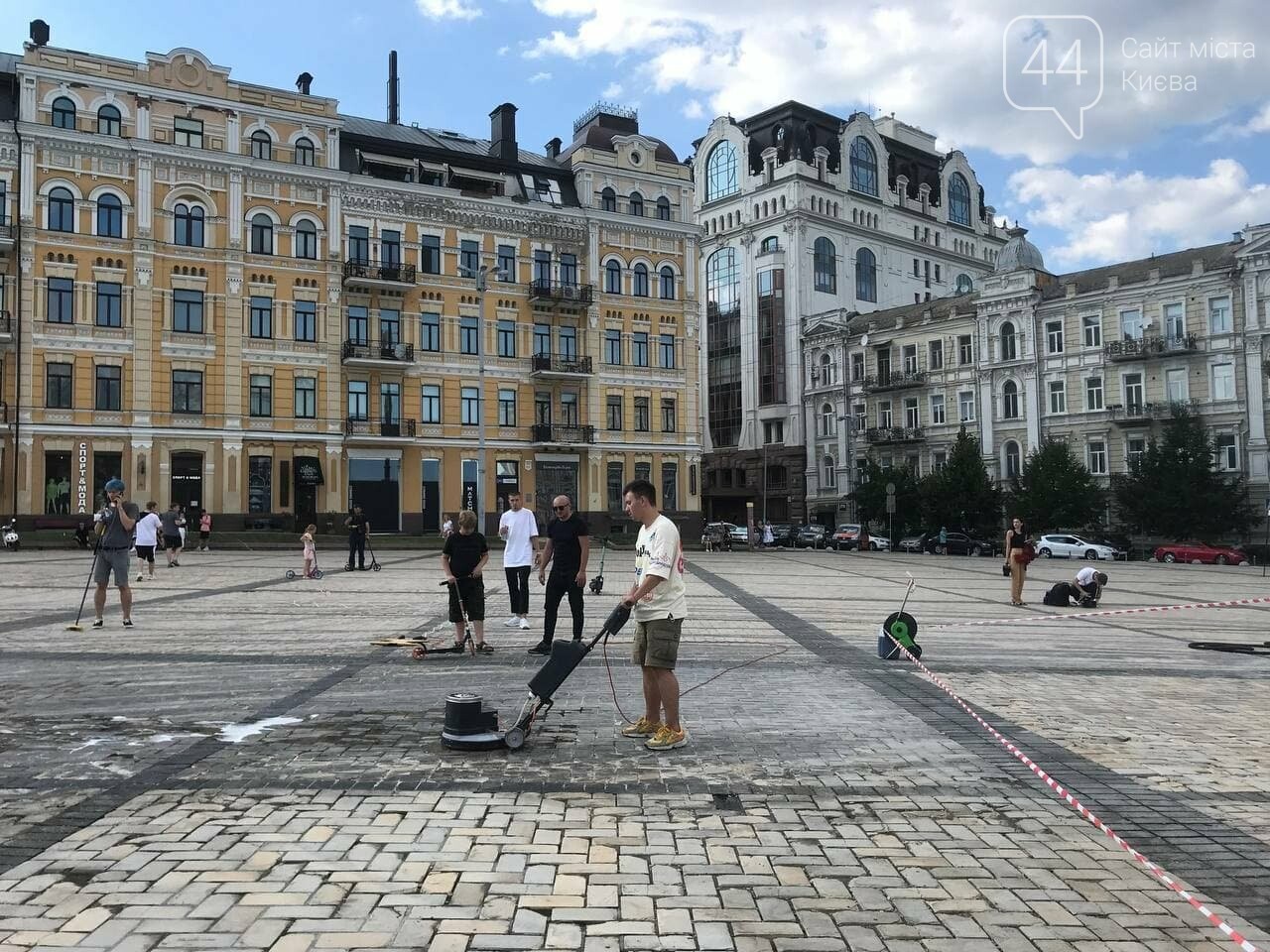Большая уборка на Софийской площади, Фото: 44.ua
