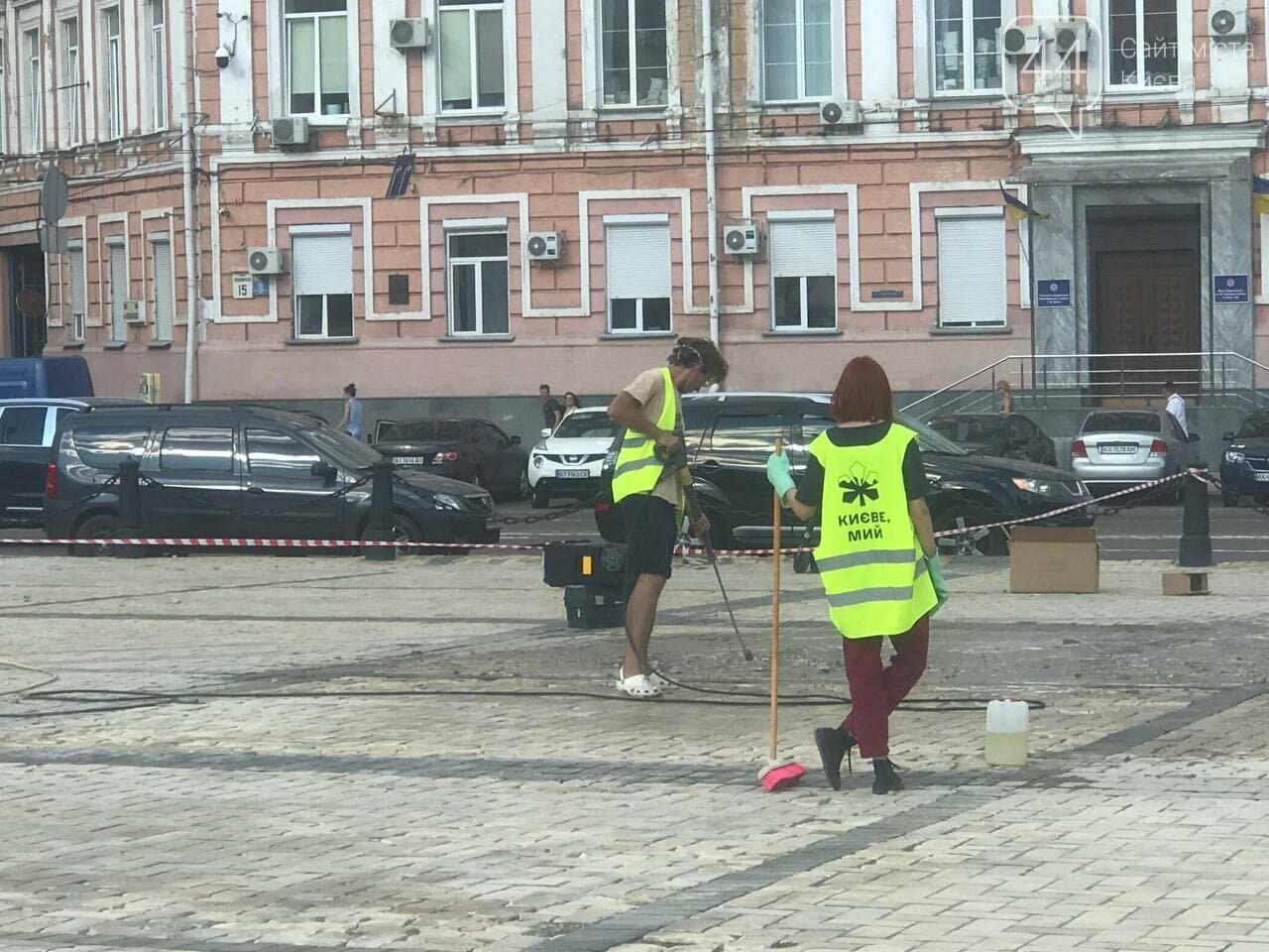 Большая уборка на Софийской площади, Фото: 44.ua