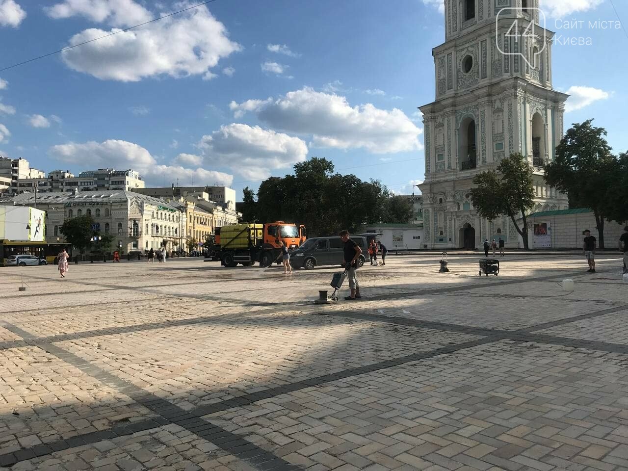 Большая уборка на Софийской площади, Фото: 44.ua