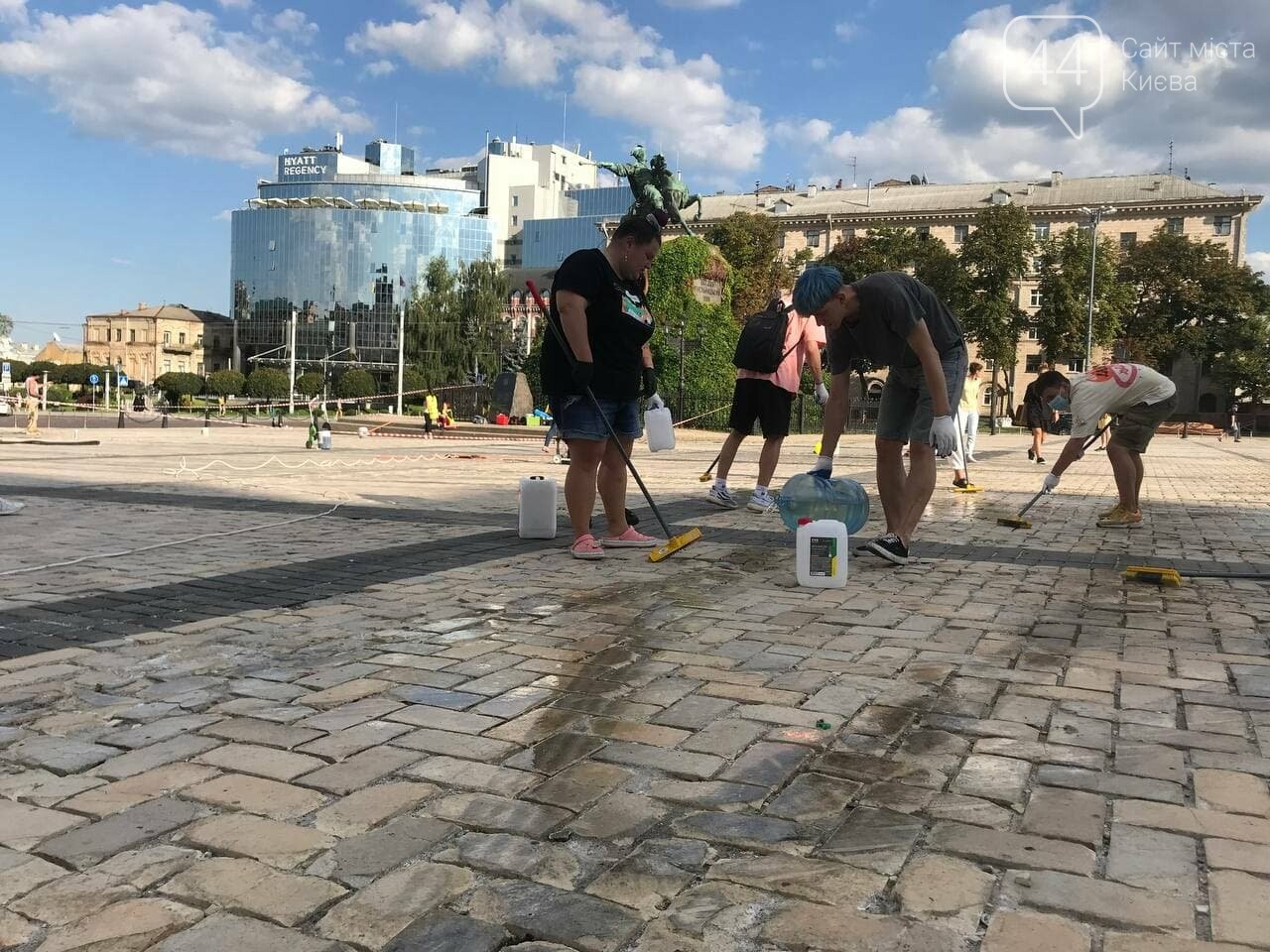 Большая уборка на Софийской площади, Фото: 44.ua
