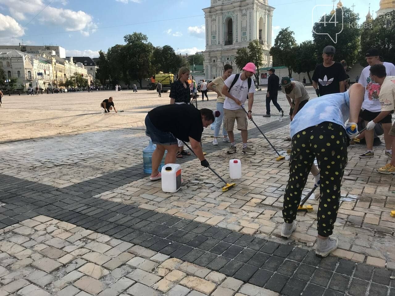 Большая уборка на Софийской площади, Фото: 44.ua