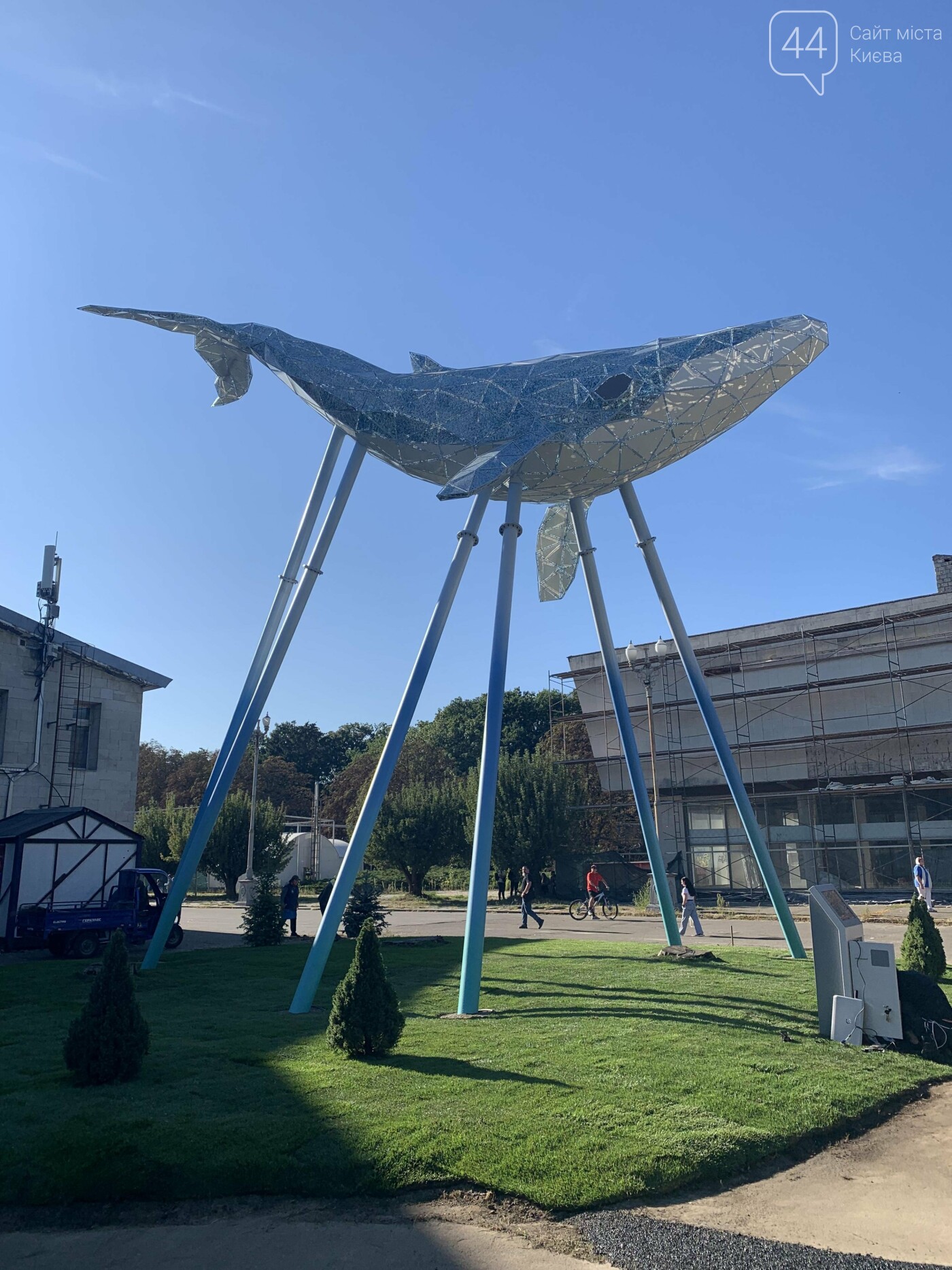 "Киевский кит": в столице открыли 12-метровую скульптуру из переработанного пластика, - ФОТО, ВИДЕО, фото-1, 44.ua