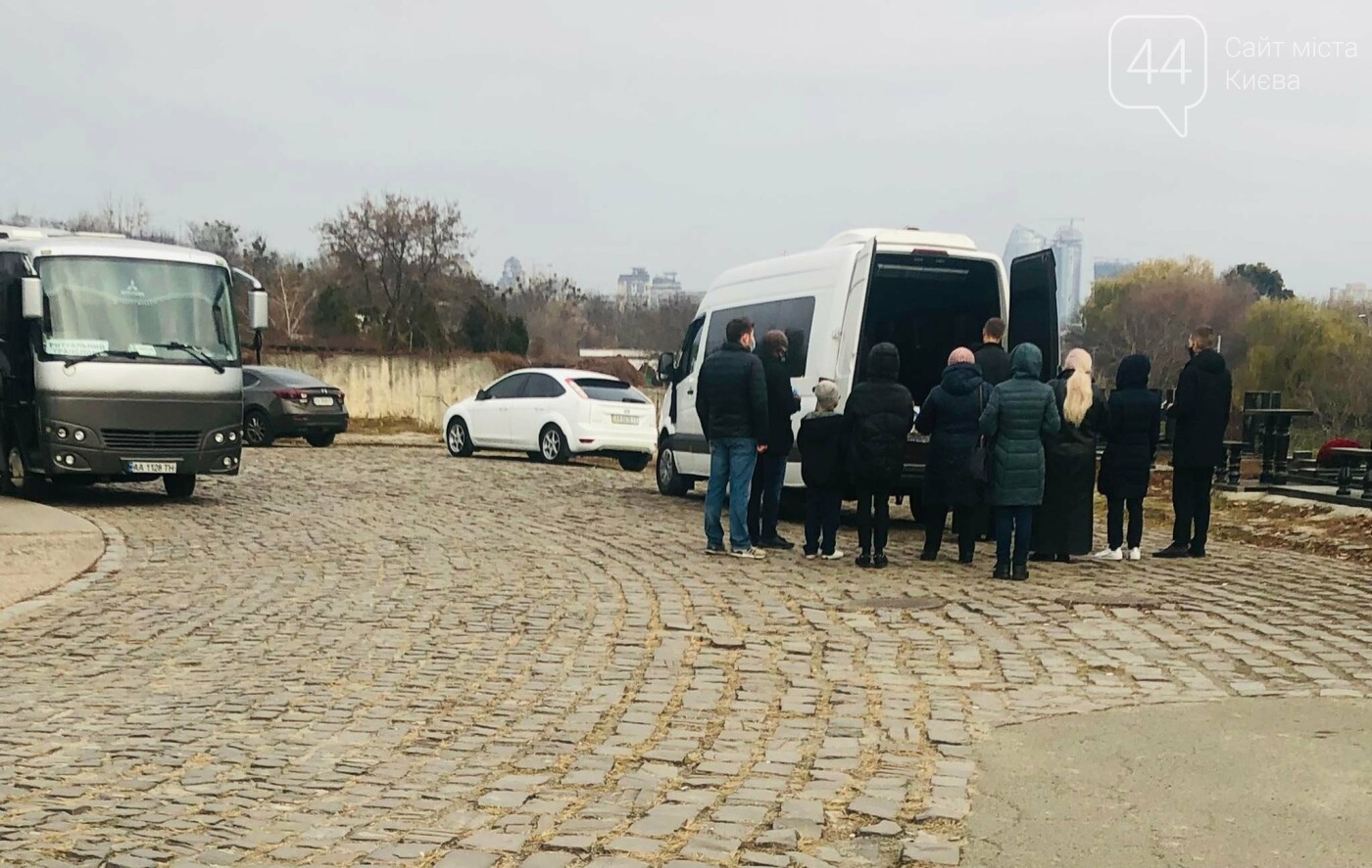 Человеческий конвейер: очереди в Киевский крематорий и как хоронят умерших  от COVID-19, - ФОТОРЕПОРТАЖ | Новини