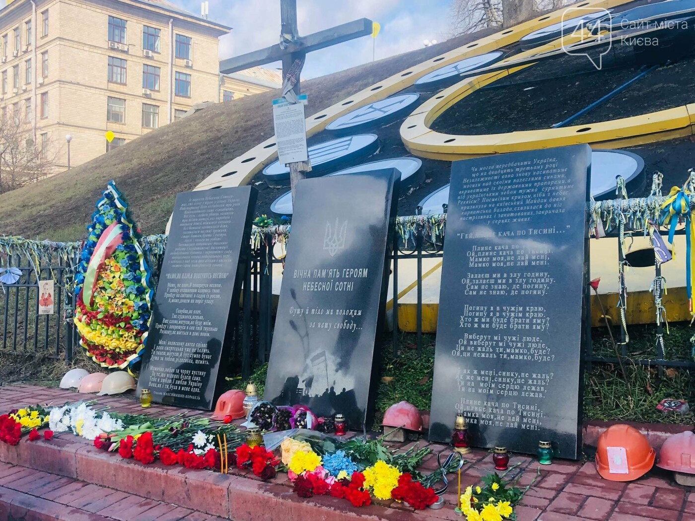 Ангелы донбасса фото. Аллея памяти в Донецке. Памятник небесной сотне в Киеве Джонсон. Памятник аллея ангелов в Донецке. Аллея ангелов ДНР.