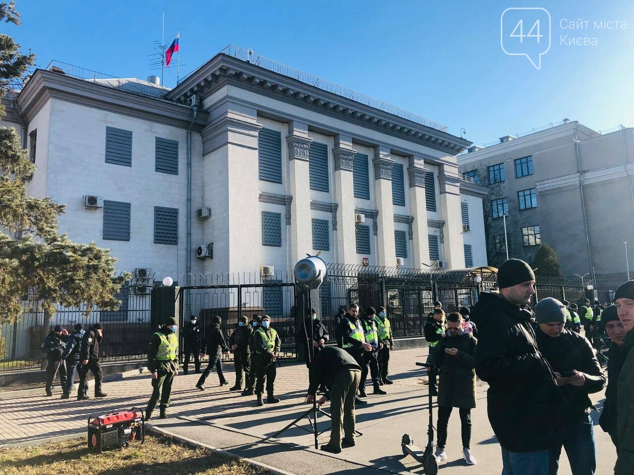 Акция протеста под посольством РФ