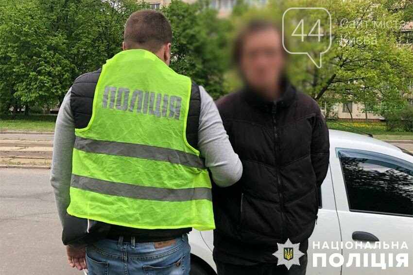 Чоловік пограбував неповнолітню дівчину