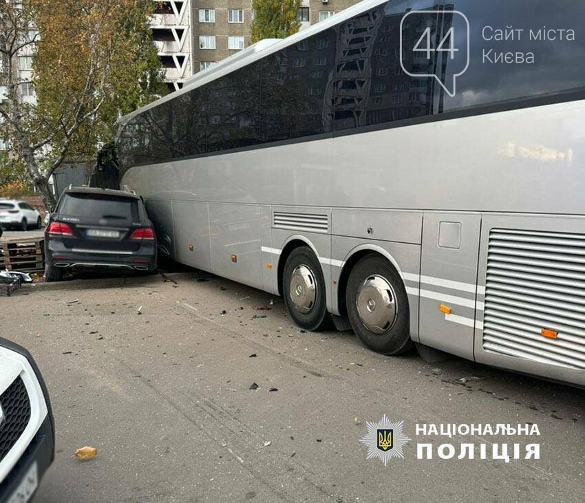 У столиці зіткнулись автобус та ще 3 авто