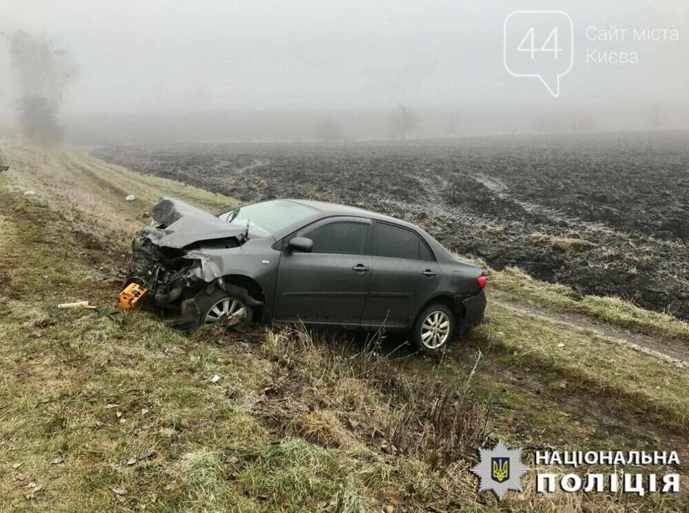 Розбиті автомобілі та 3 постраждалих: на Київщині сталася потрійна ДТП, - ФОТО