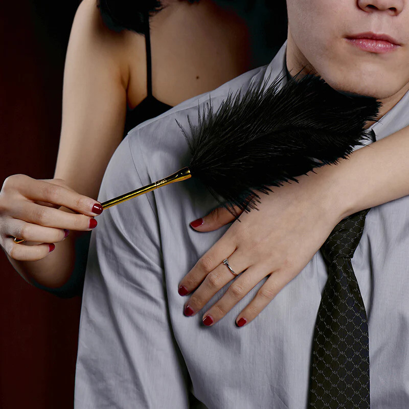 Перо Premium Feather Tickler UPKO з позолоченою ручкою - Изображение 1