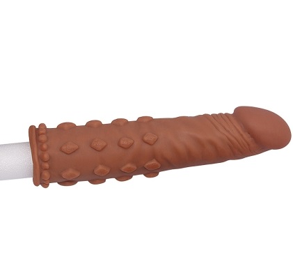 Насадка на член подовжуюча Lovetoy рельєфна, коричнева, 18 х 4.1 см - Зображення 2