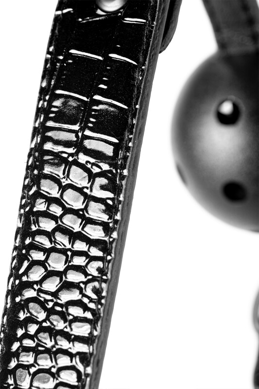 Кляп із пластиковою кулькою 4,7 см діаметр BLAZE LUXURY BALL GAG CROCO BLACK - Зображення 6