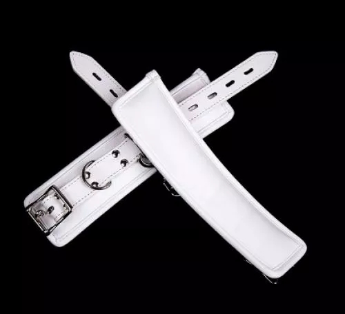 Поножі з карабінами Fetish Ankle restraints білі - Зображення 1