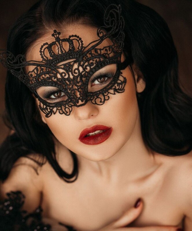 Маска ажурна, маскарадна з короною, чорна