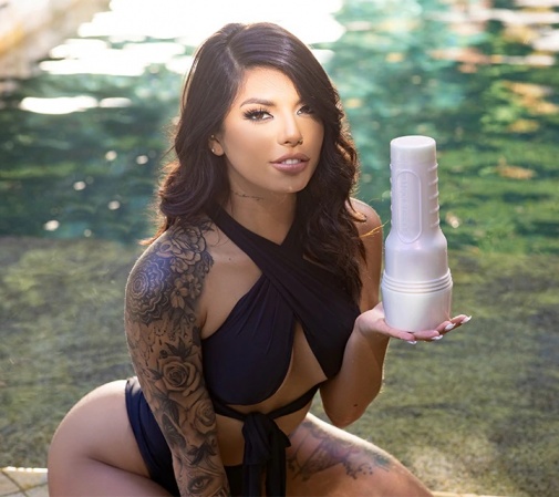Мастурбатор вагіна з кібершкіри в колбі Fleshlight Girls Gina Valentina Stellar, бежевий, 24.8 см - Изображение 5