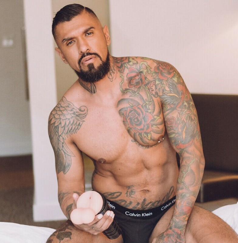 Мастурбатор анус з мошонкою для геїв, з кібершкіри Fleshlight FleshSack, бежевий, 28 см - Зображення 4