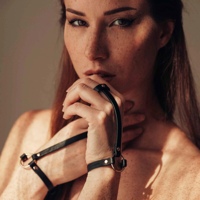 Браслети на зап'ястя та палець MAZE Bijoux Indiscrets чорні, OS, 2 шт. - Зображення 4