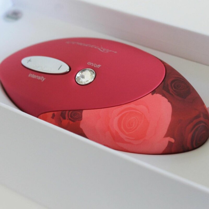 Кліторальний стимулятор Womanizer Pro W500 Red/Rose з квітковим принтом, червоний - Зображення 7