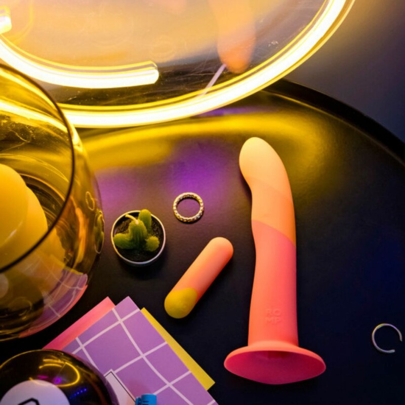 Нереалістичний фалоімітатор ROMP Dizi Dildo насадка на страпон на присосці, для точки G і P, помаранчевий, 18 см х 3.5 см - Изображение 9